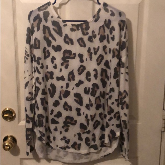 Fashionomics Tops - Leopard light weight sweater size Large